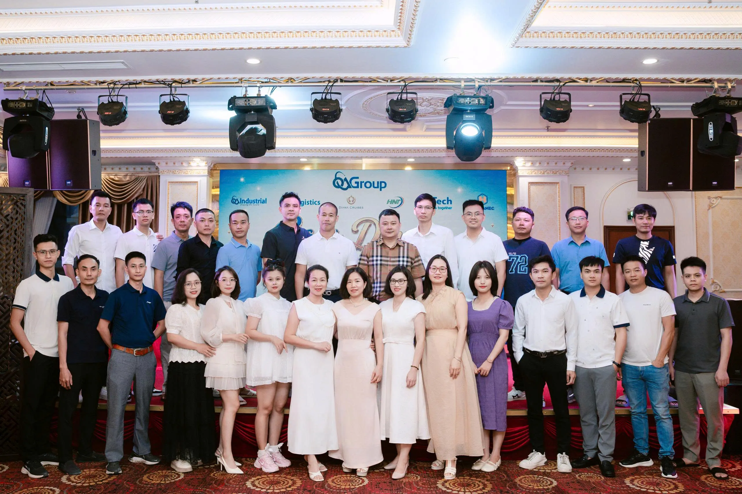 Tập thể cán bộ nhân viên Công ty Hà Thành