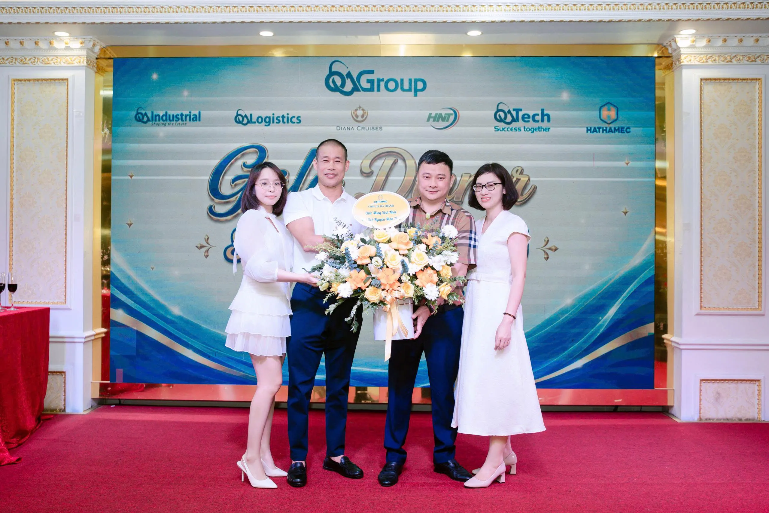 Đại diện Hà Thành tặng hoa chúc mừng Chủ tịch Nguyễn Minh Thức